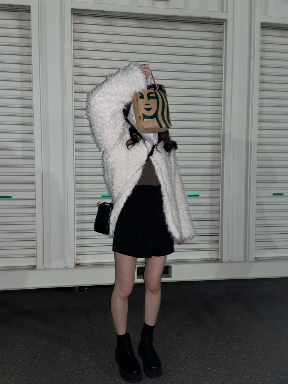 ブラック系のその他パンツ、ブラウン系のニット/セーター、ホワイト系のその他アウターを着用したレディースの春コーディネートの2枚目の写真