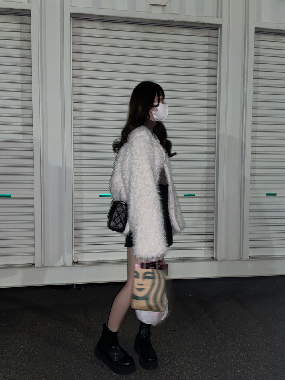 ブラック系のその他パンツ、ブラウン系のニット/セーター、ホワイト系のその他アウターを着用したレディースの春コーディネートの3枚目の写真