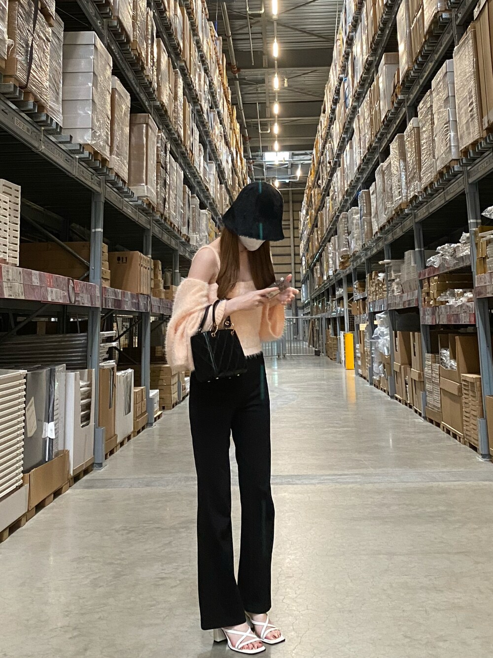 ブラック系のショルダーバッグ、ピンク系のその他アウター、ブラック系のその他パンツを着用したレディースの春コーディネートの2枚目の写真