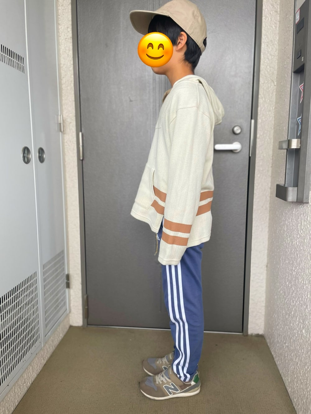 「アディダス、ビーミングbyビームス、通学」｜「NEW ERAのアイテム（キャップ、ベージュ系）」を使った、a1112さん（キッズ・140cm）の春コーディネートの2枚目の写真
