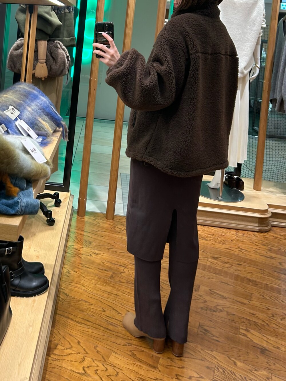 ブラウン系のその他アウター、ブラウン系のその他パンツを着用したレディースの秋コーディネートの3枚目の写真