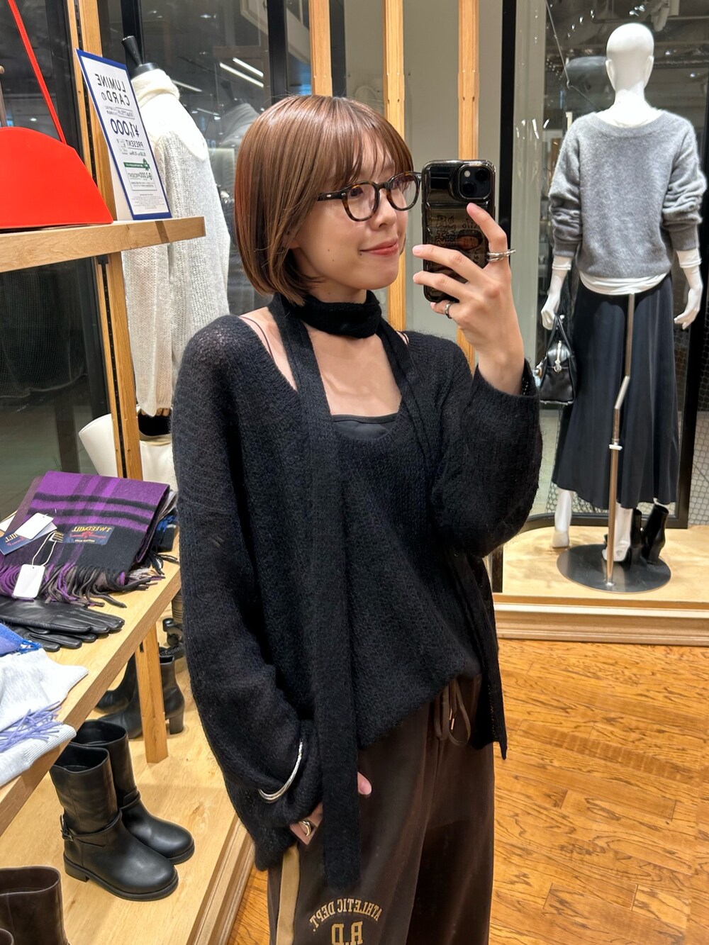 ブラウン系のスウェットパンツ、ブラック系のニット/セーターを着用したレディースの秋コーディネートの4枚目の写真