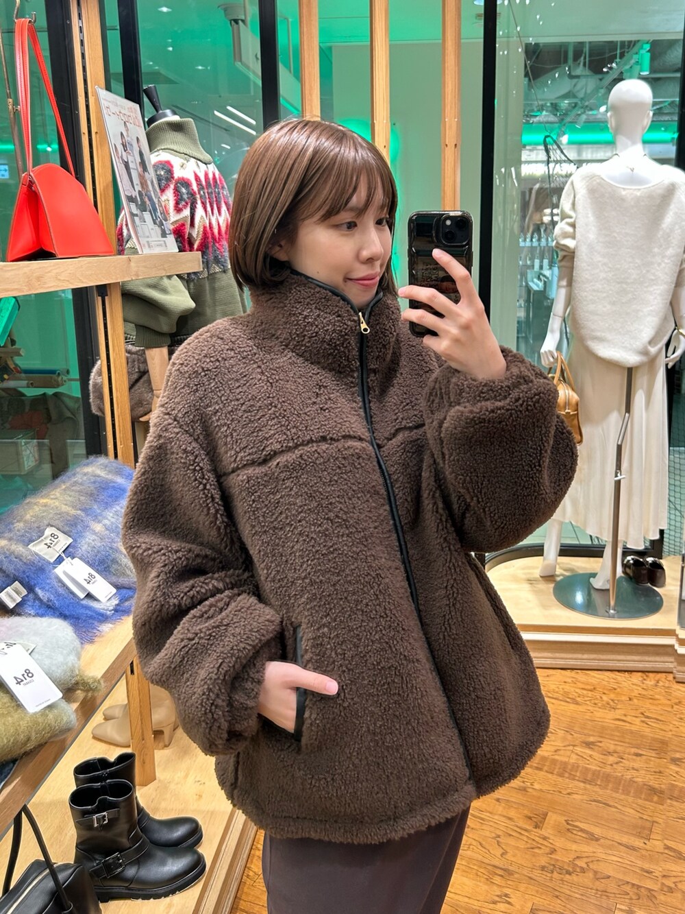 ブラウン系のその他アウター、ブラウン系のその他パンツを着用したレディースの秋コーディネートの4枚目の写真