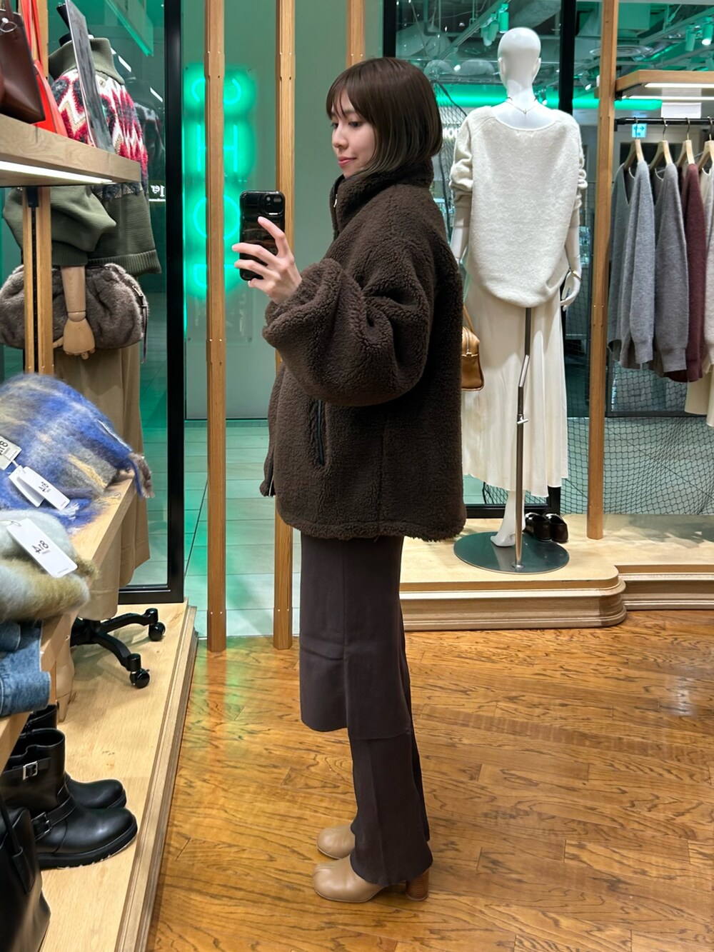 ブラウン系のその他アウター、ブラウン系のその他パンツを着用したレディースの秋コーディネートの2枚目の写真