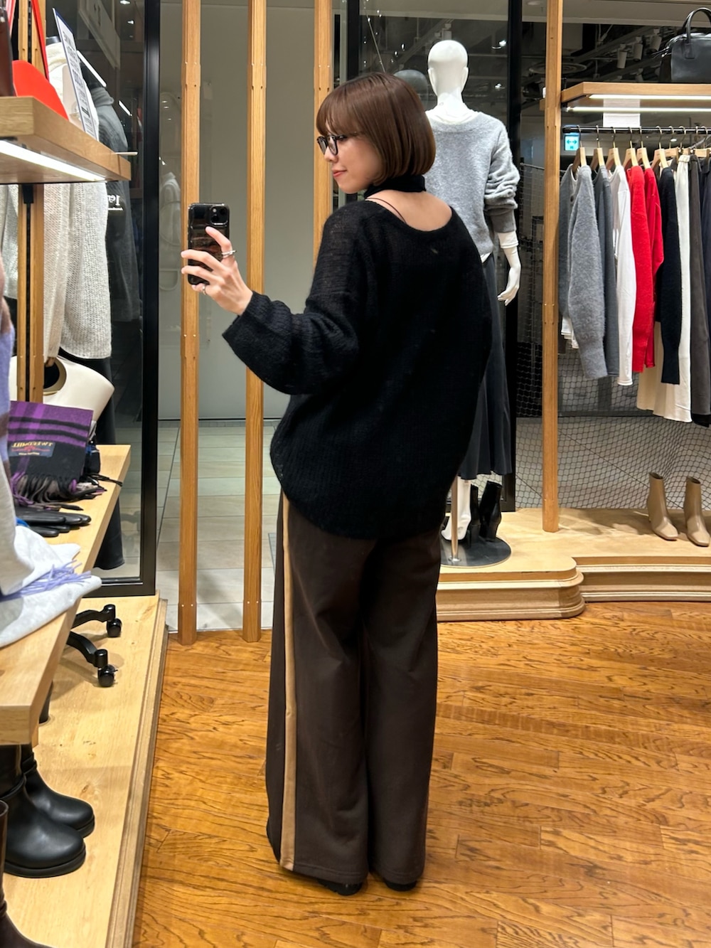 ブラウン系のスウェットパンツ、ブラック系のニット/セーターを着用したレディースの秋コーディネートの3枚目の写真