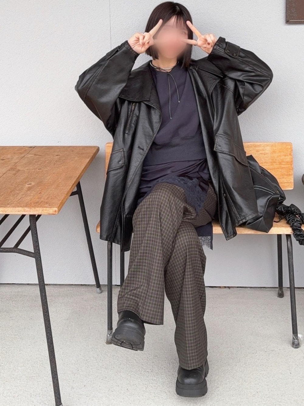 ブラック系のライダースジャケット、ブルー系のスウェット、その他のパンツを着用したレディースの春コーディネートの2枚目の写真