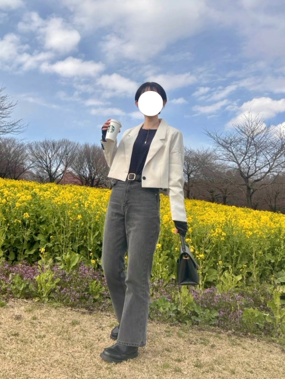 ホワイト系のテーラードジャケット、ブルー系のTシャツ/カットソー、グレー系のデニムパンツを着用したレディースの春コーディネートの2枚目の写真