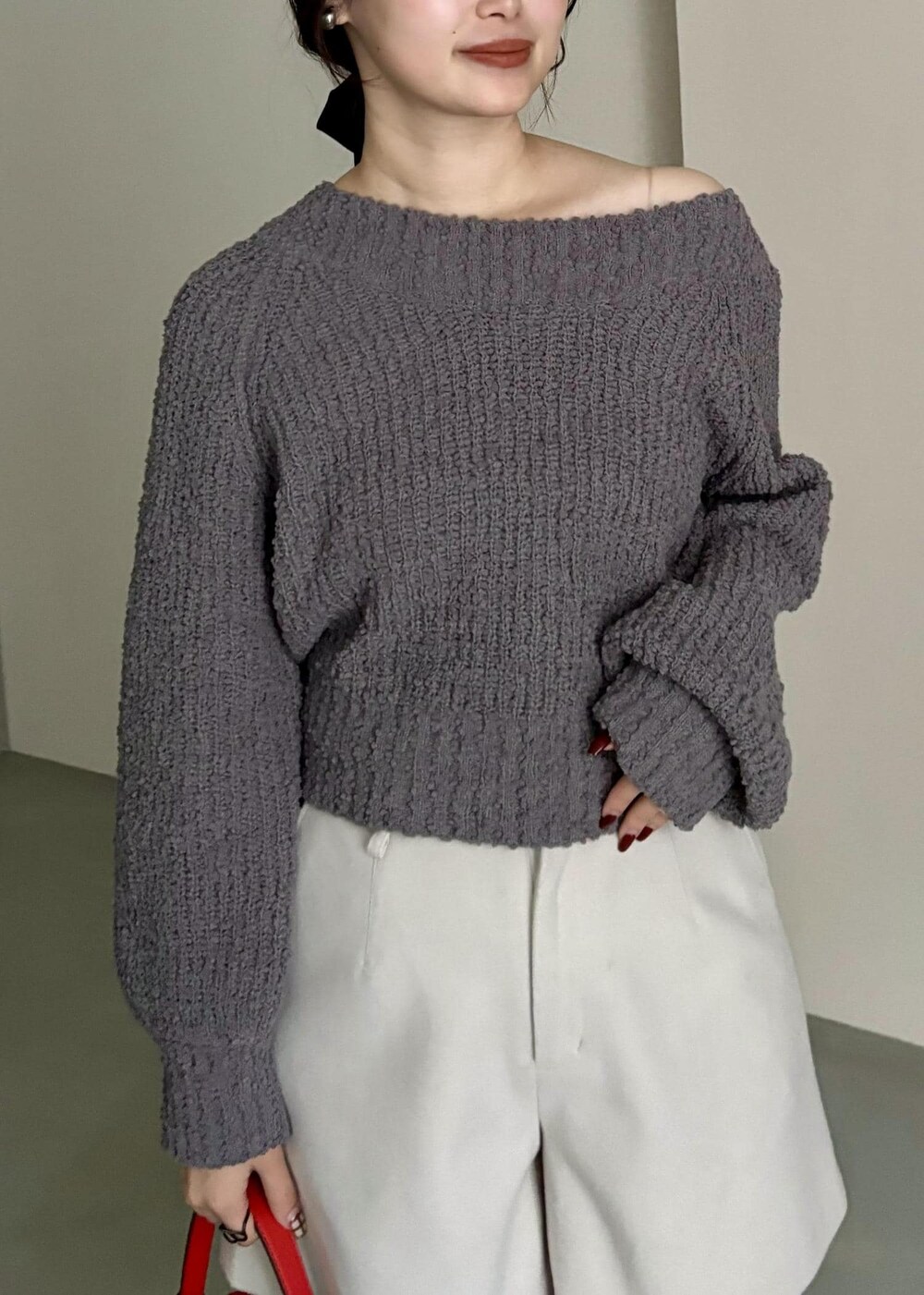 ベージュ系のその他パンツ、ブラック系のブーツ、レッド系のショルダーバッグを着用したレディースの秋コーディネートの5枚目の写真