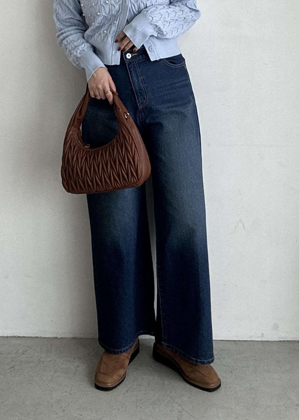 ベージュ系のローファー、ブルー系のカーディガン/ボレロ、ブルー系のデニムパンツを着用したレディースの秋コーディネートの5枚目の写真