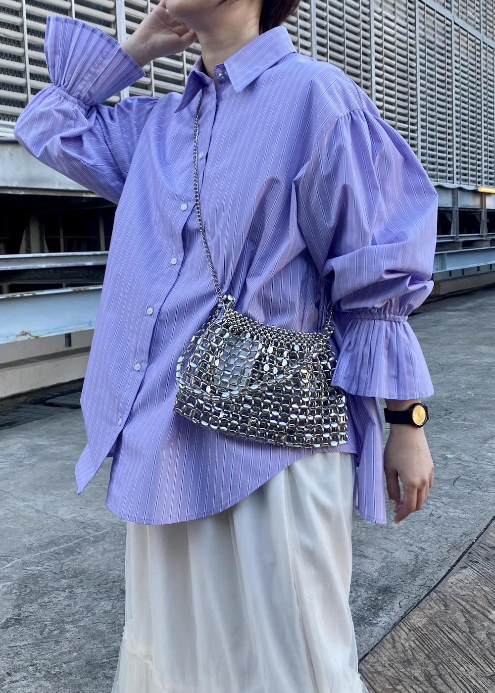 ホワイト系のブーツ、ホワイト系のスカート、パープル系のシャツ/ブラウスを着用したレディースの冬コーディネートの4枚目の写真