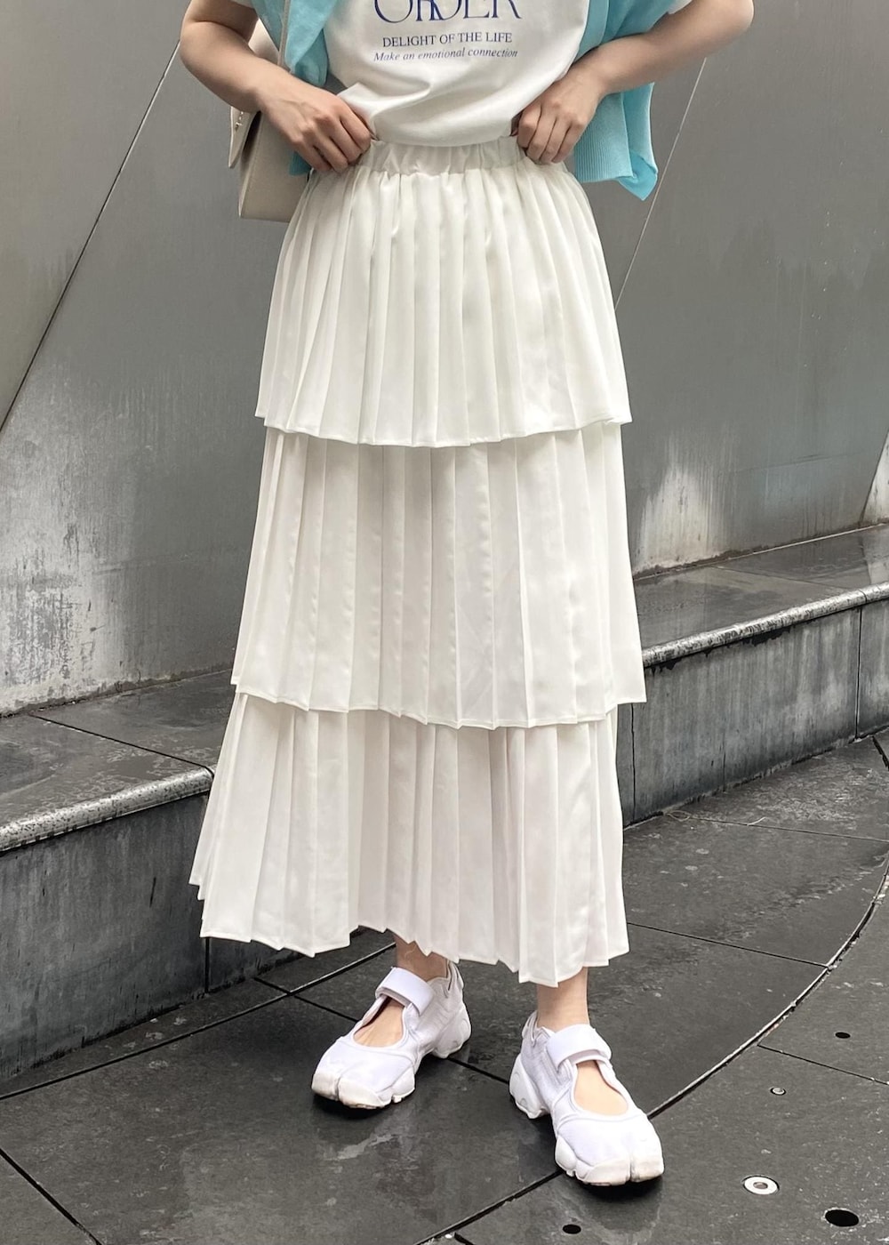 「ロゴT、カーディガン、シアー、バック、ブルー、Tシャツ、ホワイト、スカート、ロング、ティアード、VIS、23SS春夏の新作、機能素材、接触冷感、高身長」｜「VISの【2WAY】キーモチーフショルダーバッグ（ショルダーバッグ、ホワイト系）」を使った、yuiさん（レディース・166cm）の春コーディネートの8枚目の写真