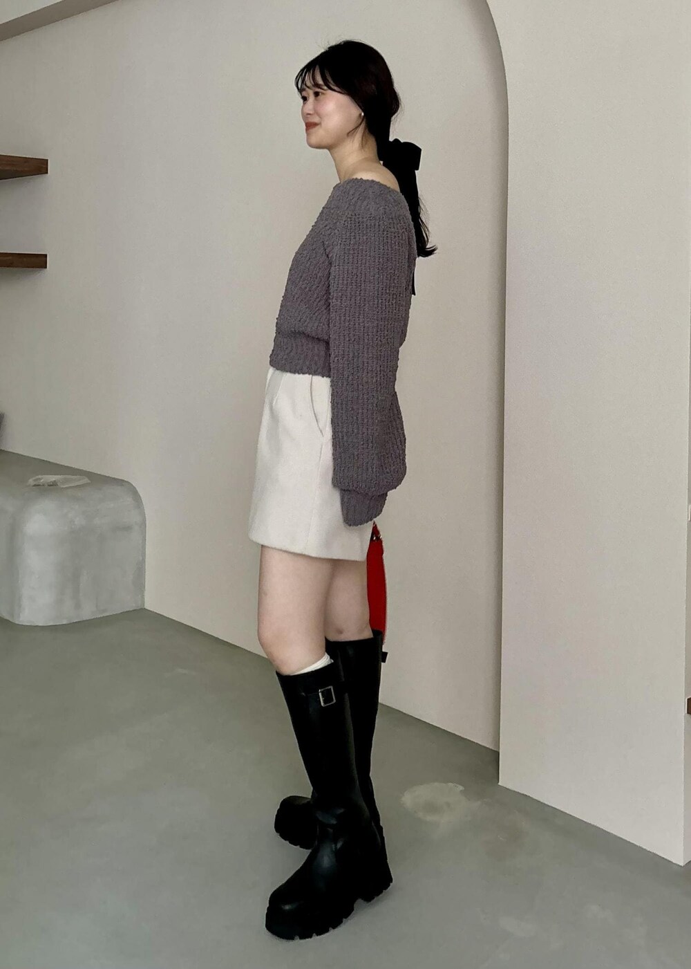 ベージュ系のその他パンツ、ブラック系のブーツ、レッド系のショルダーバッグを着用したレディースの秋コーディネートの3枚目の写真