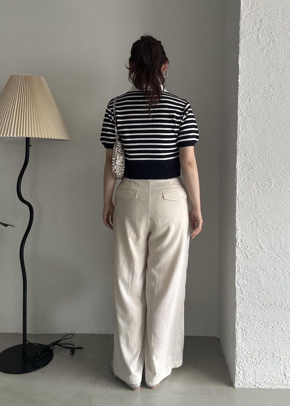 ホワイト系のその他パンツ、シルバー系のパンプスを着用したレディースの夏コーディネートの6枚目の写真