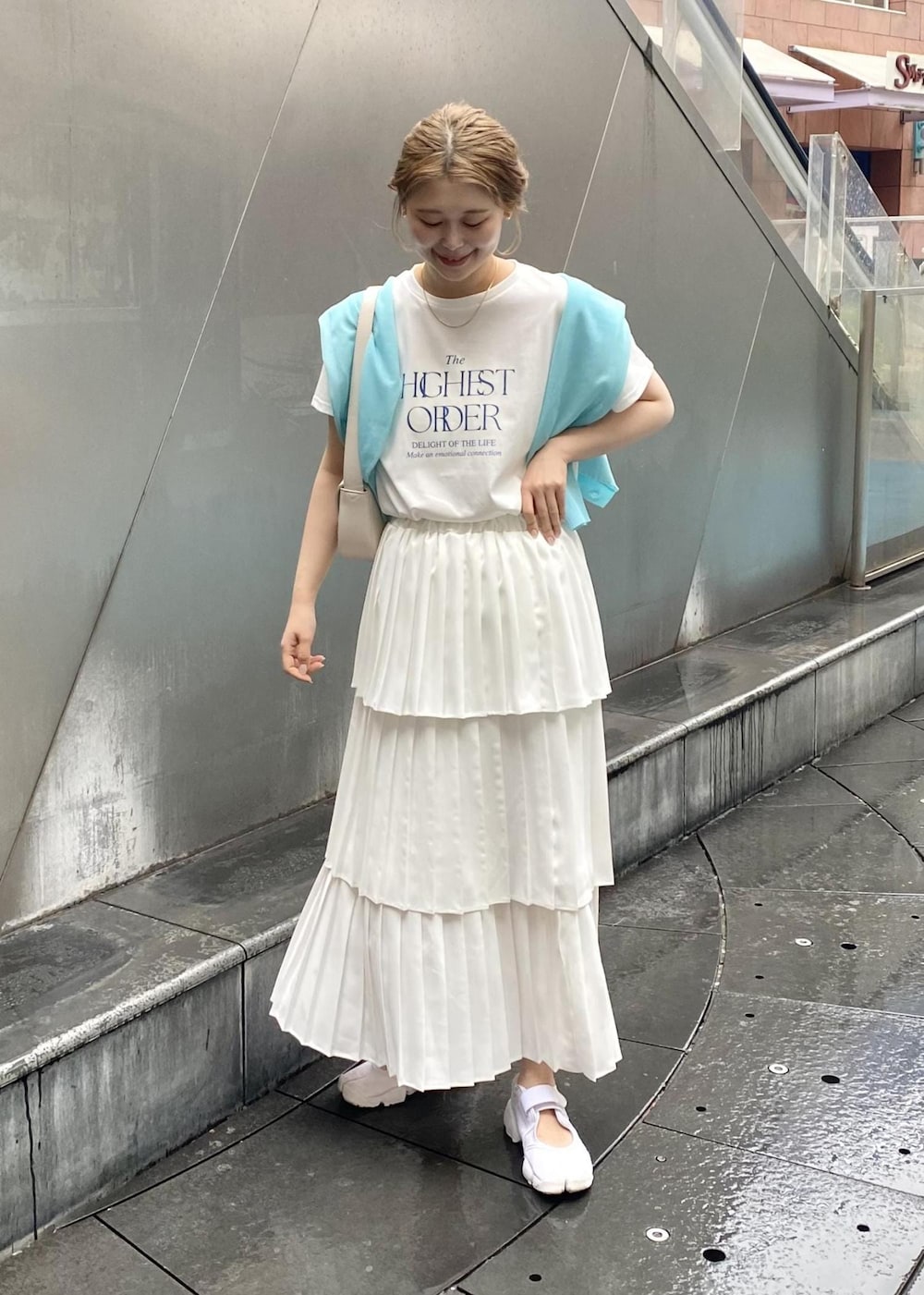 「ロゴT、カーディガン、シアー、バック、ブルー、Tシャツ、ホワイト、スカート、ロング、ティアード、VIS、23SS春夏の新作、機能素材、接触冷感、高身長」｜「VISの【2WAY】キーモチーフショルダーバッグ（ショルダーバッグ、ホワイト系）」を使った、yuiさん（レディース・166cm）の春コーディネートの4枚目の写真