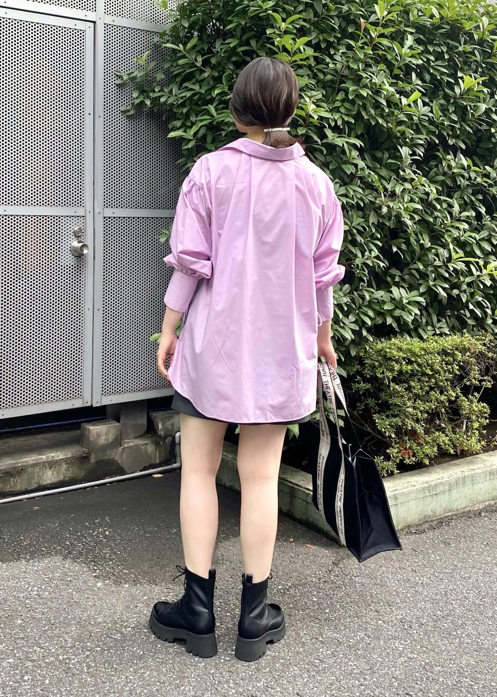 ブラック系のトートバッグ、ピンク系のシャツ/ブラウス、グレー系のスカートを着用したレディースの夏コーディネートの3枚目の写真