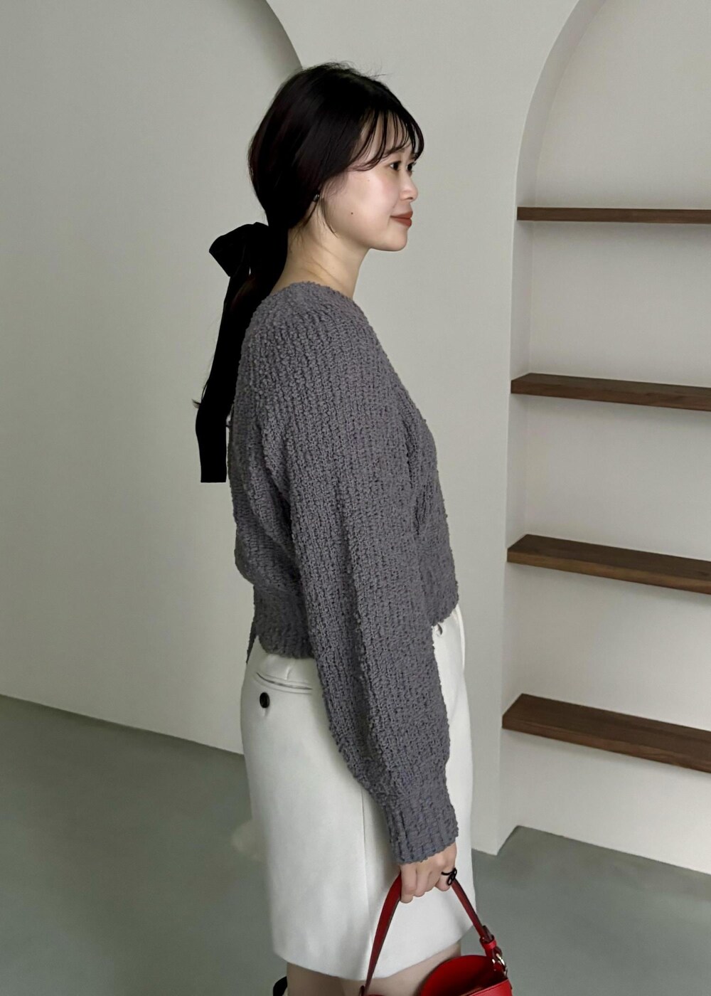 ベージュ系のその他パンツ、ブラック系のブーツ、レッド系のショルダーバッグを着用したレディースの秋コーディネートの6枚目の写真