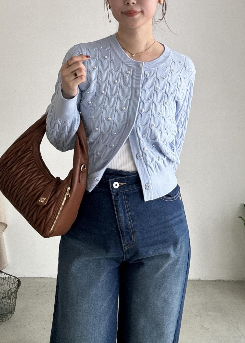 ベージュ系のローファー、ブルー系のカーディガン/ボレロ、ブルー系のデニムパンツを着用したレディースの秋コーディネートの6枚目の写真