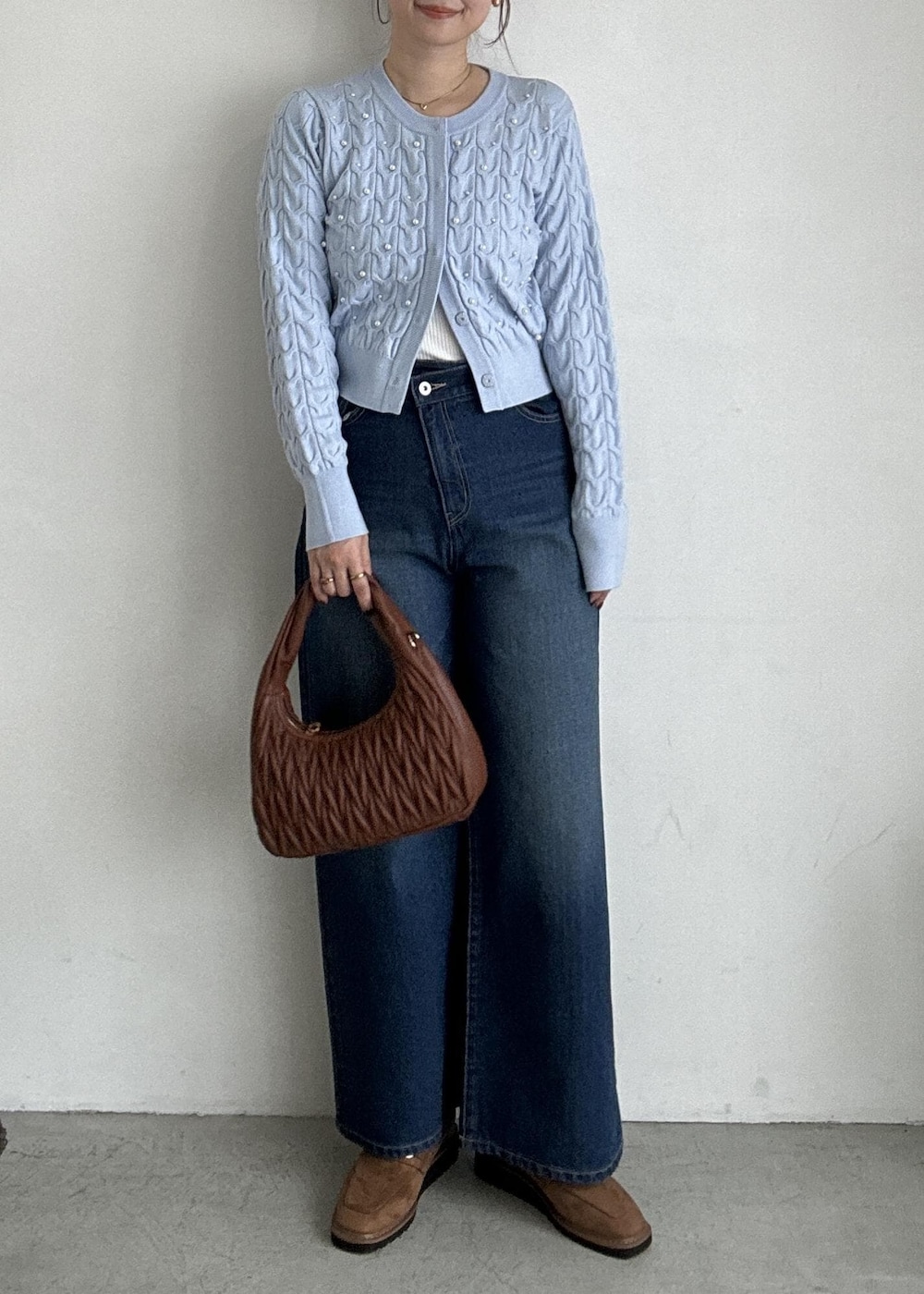 ベージュ系のローファー、ブルー系のカーディガン/ボレロ、ブルー系のデニムパンツを着用したレディースの秋コーディネートの2枚目の写真