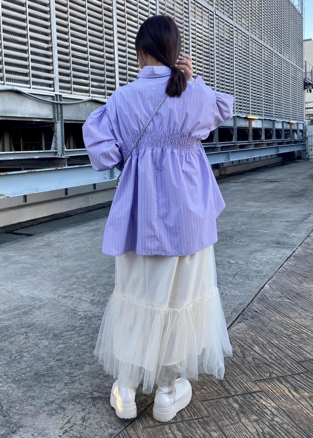 ホワイト系のブーツ、ホワイト系のスカート、パープル系のシャツ/ブラウスを着用したレディースの冬コーディネートの3枚目の写真