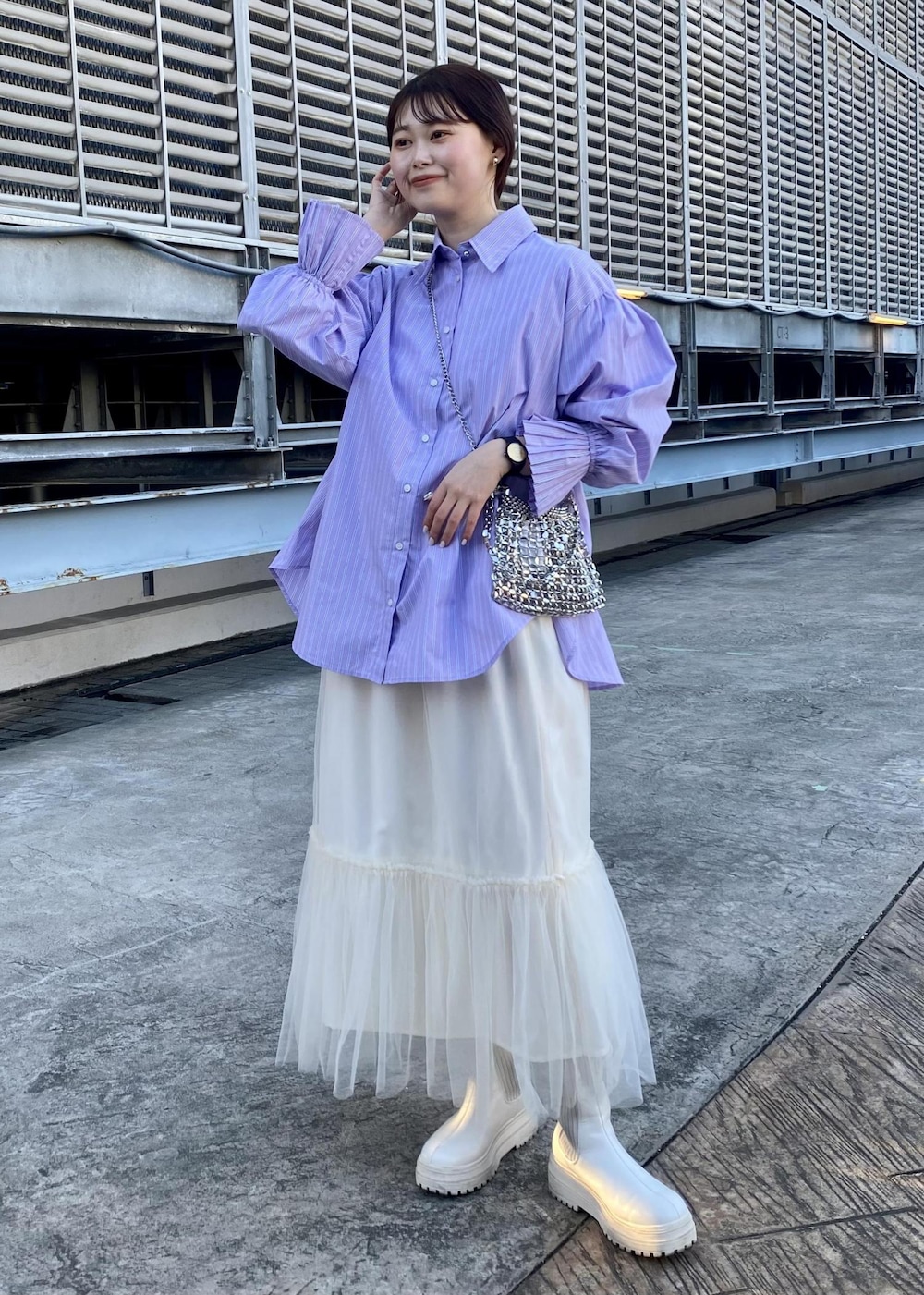 ホワイト系のブーツ、ホワイト系のスカート、パープル系のシャツ/ブラウスを着用したレディースの冬コーディネートの2枚目の写真