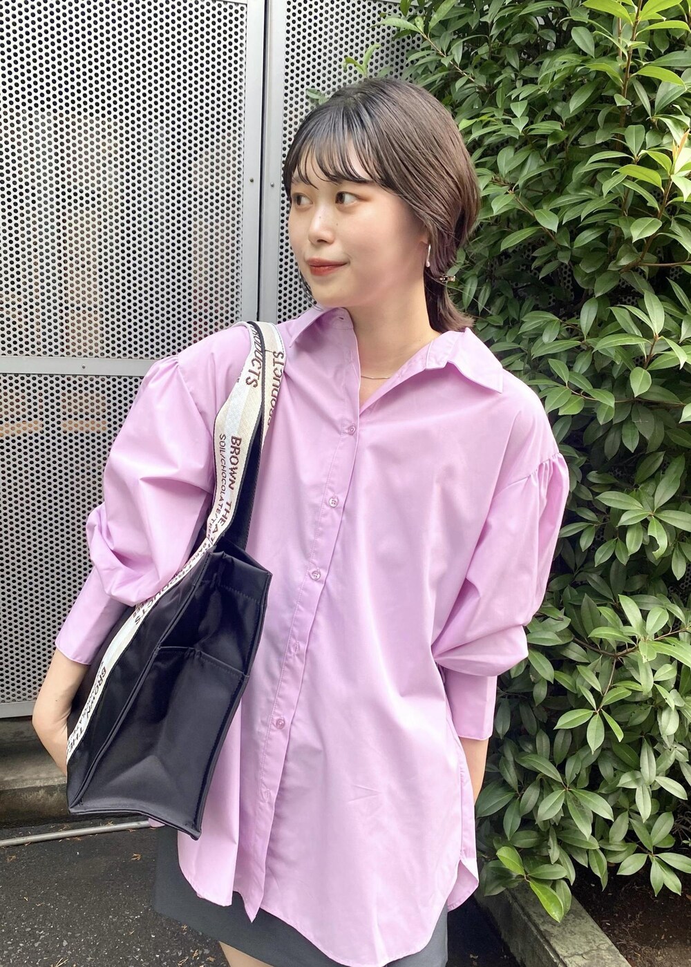 ブラック系のトートバッグ、ピンク系のシャツ/ブラウス、グレー系のスカートを着用したレディースの夏コーディネートの5枚目の写真