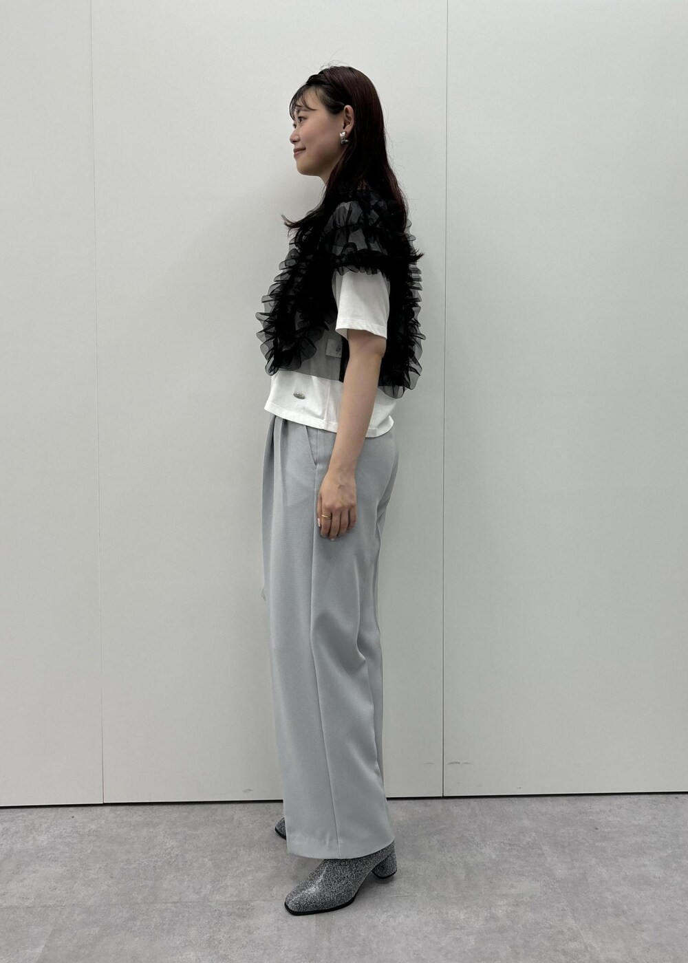 ホワイト系のTシャツ/カットソー、シルバー系のショルダーバッグ、シルバー系のブーツを着用したレディースの夏コーディネートの2枚目の写真