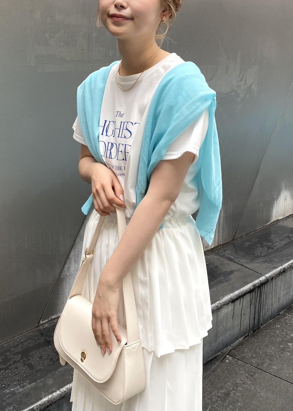 「ロゴT、カーディガン、シアー、バック、ブルー、Tシャツ、ホワイト、スカート、ロング、ティアード、VIS、23SS春夏の新作、機能素材、接触冷感、高身長」｜「VISの【2WAY】キーモチーフショルダーバッグ（ショルダーバッグ、ホワイト系）」を使った、yuiさん（レディース・166cm）の春コーディネートの6枚目の写真