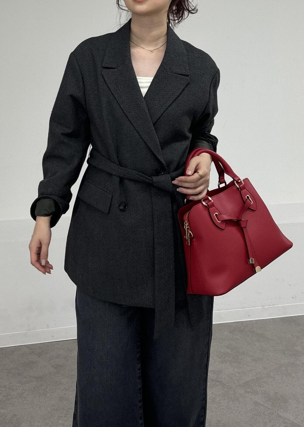 ベージュ系のローファー、グレー系のデニムパンツ、グレー系のテーラードジャケットを着用したレディースの秋コーディネートの7枚目の写真