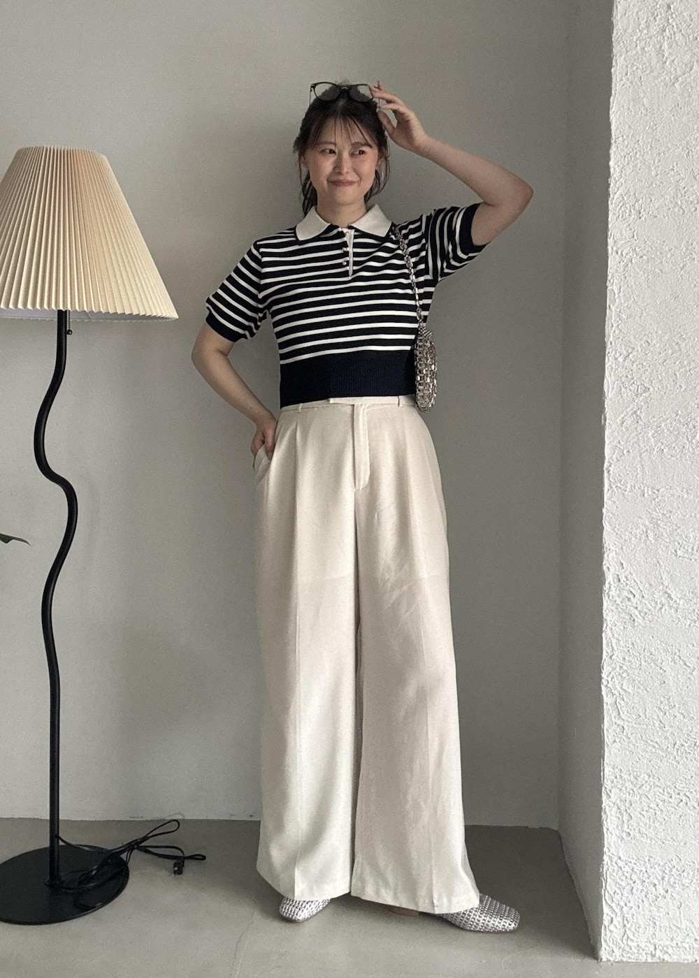 ホワイト系のその他パンツ、シルバー系のパンプスを着用したレディースの夏コーディネートの2枚目の写真