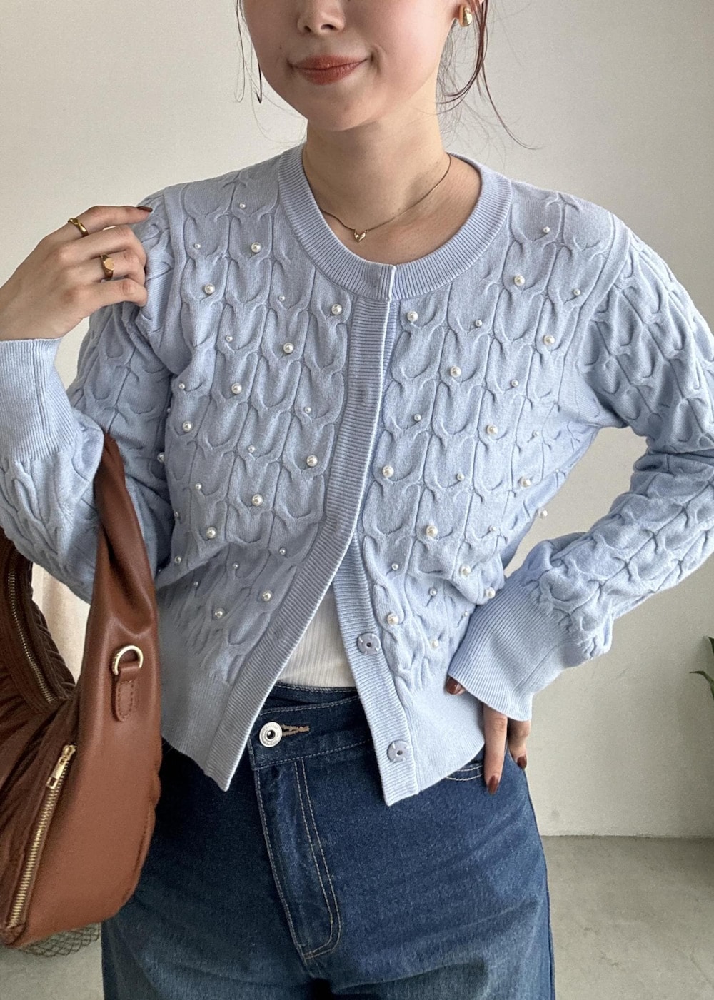 ベージュ系のローファー、ブルー系のカーディガン/ボレロ、ブルー系のデニムパンツを着用したレディースの秋コーディネートの7枚目の写真