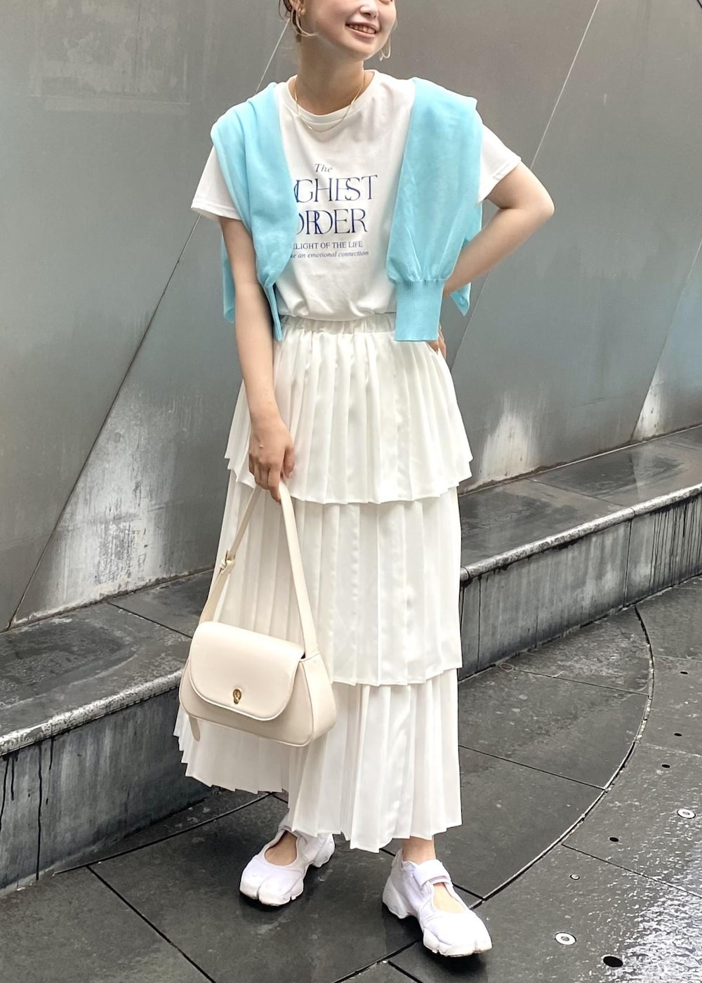 「ロゴT、カーディガン、シアー、バック、ブルー、Tシャツ、ホワイト、スカート、ロング、ティアード、VIS、23SS春夏の新作、機能素材、接触冷感、高身長」｜「VISの【2WAY】キーモチーフショルダーバッグ（ショルダーバッグ、ホワイト系）」を使った、yuiさん（レディース・166cm）の春コーディネートの2枚目の写真