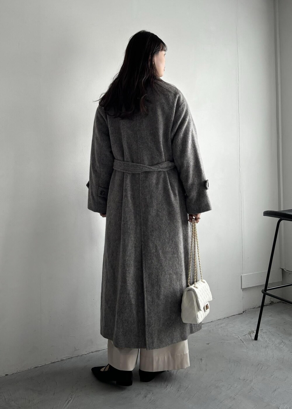 ホワイト系のショルダーバッグ、グレー系のステンカラーコート、ベージュ系のその他パンツを着用したレディースの秋コーディネートの4枚目の写真