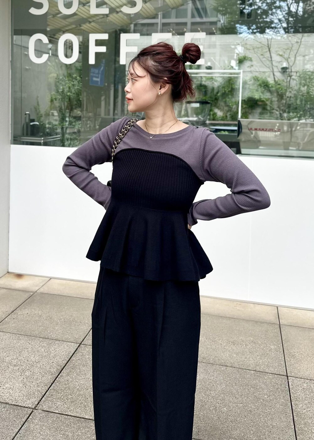 ブラック系のニット/セーター、ブラック系のスラックスを着用したレディースの秋コーディネートの3枚目の写真