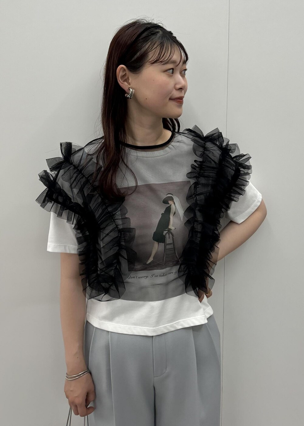 ホワイト系のTシャツ/カットソー、シルバー系のショルダーバッグ、シルバー系のブーツを着用したレディースの夏コーディネートの5枚目の写真