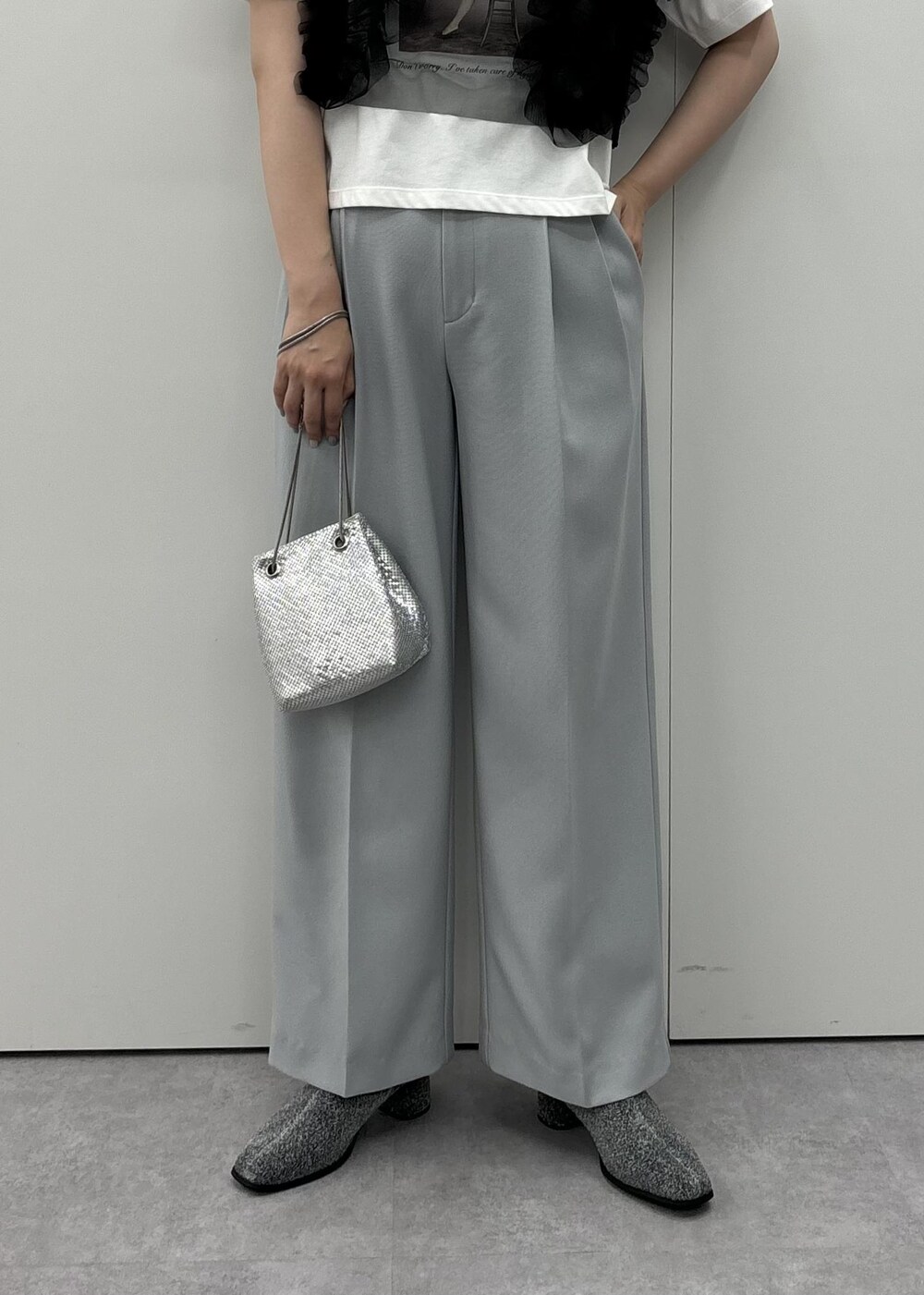 ホワイト系のTシャツ/カットソー、シルバー系のショルダーバッグ、シルバー系のブーツを着用したレディースの夏コーディネートの4枚目の写真