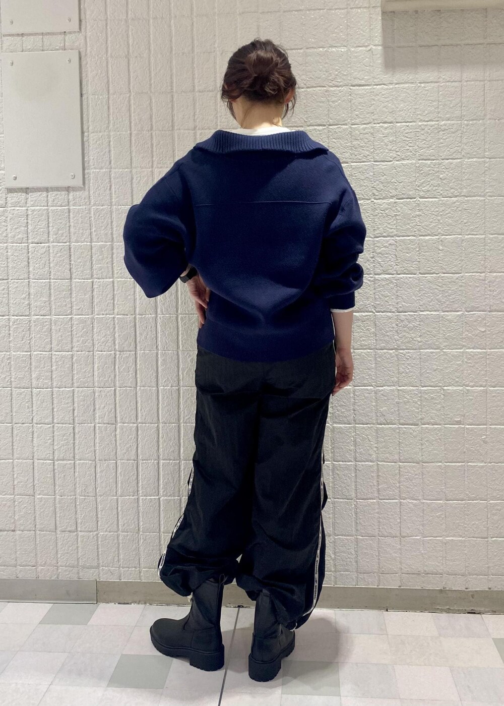 ブラック系のブーツ、ブルー系のカーディガン/ボレロ、ホワイト系のTシャツ/カットソーを着用したレディースの冬コーディネートの4枚目の写真