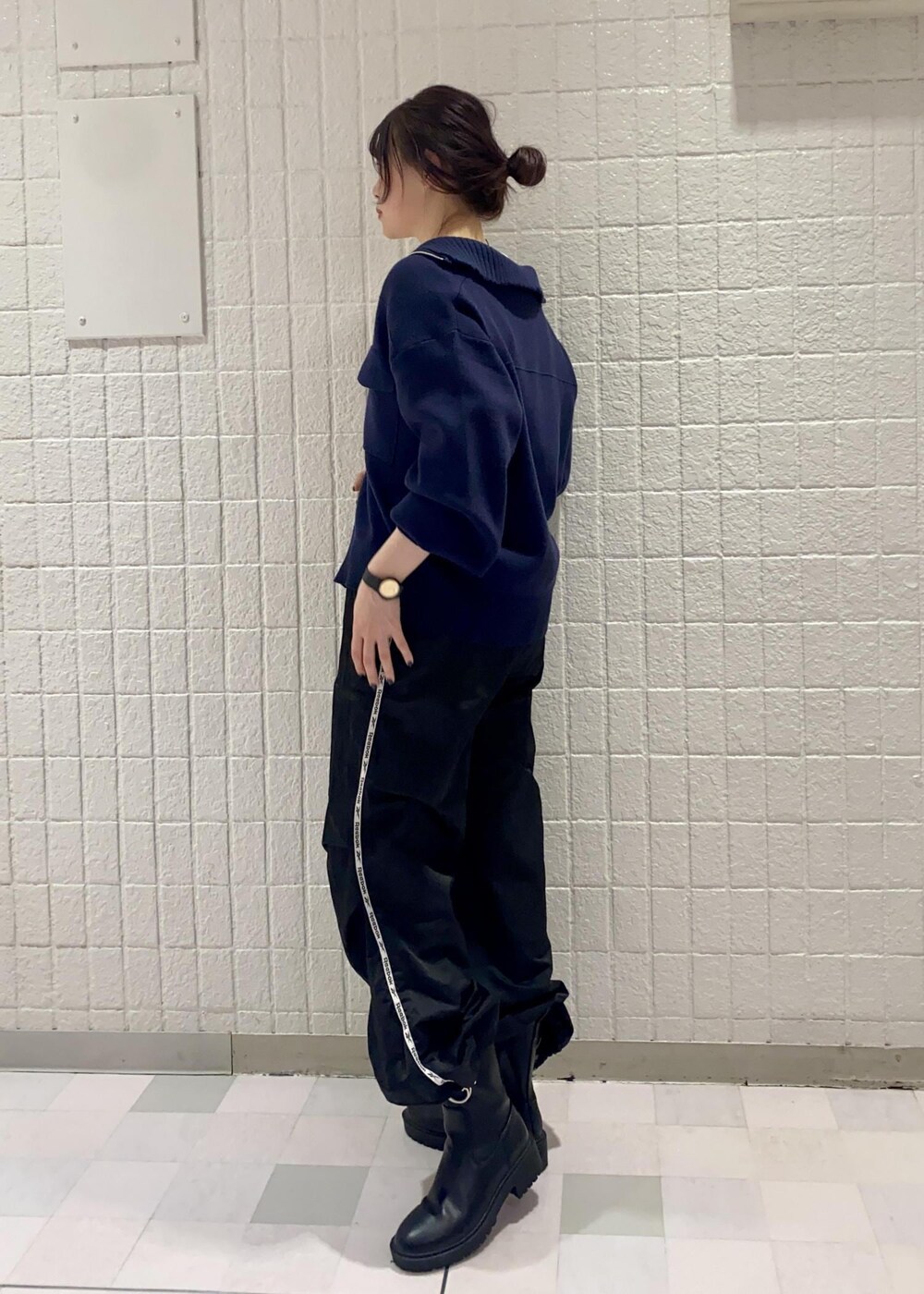 ブラック系のブーツ、ブルー系のカーディガン/ボレロ、ホワイト系のTシャツ/カットソーを着用したレディースの冬コーディネートの3枚目の写真