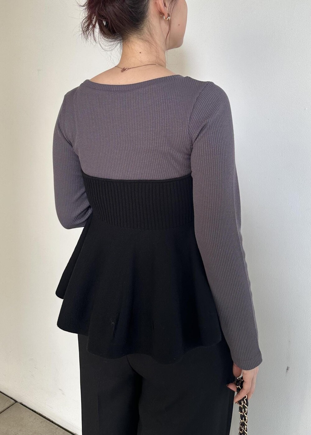 ブラック系のニット/セーター、ブラック系のスラックスを着用したレディースの秋コーディネートの6枚目の写真