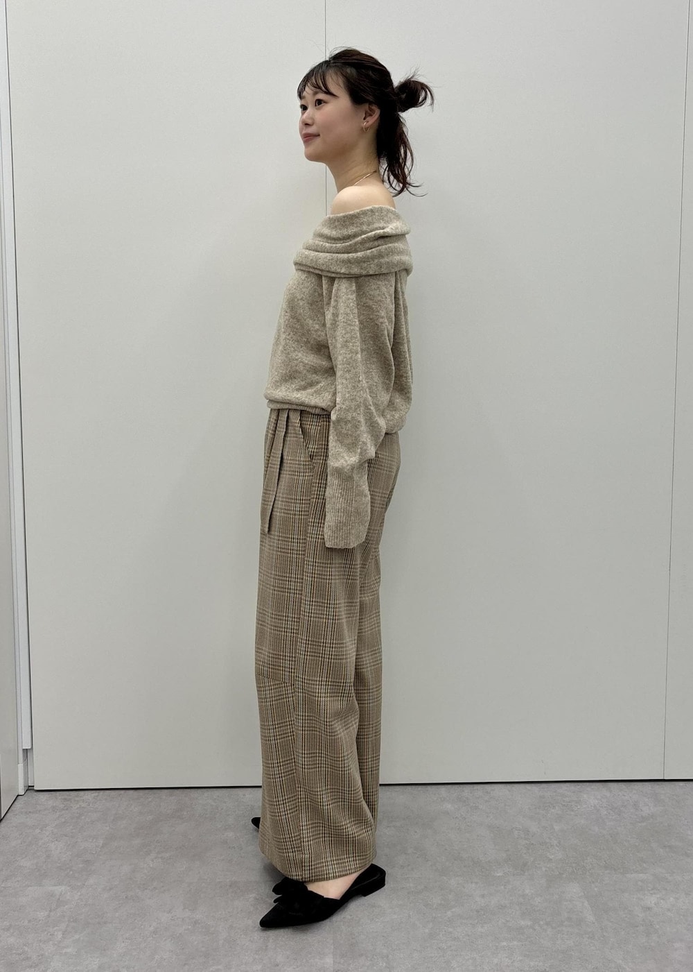 「ホワイト、ミニ、チェーン、チェーンバッグ、ベージュ、プルオーバー、ニット、オフショルダー、ブラウン、ワイド、ローヒール、初秋コーデ、秋コーデ、初冬コーデ、デートコーデ」｜「Juzeのサテンリボンミュール（サンダル、ブラック系）」を使った、yuiさん（レディース・167cm）の夏コーディネートの3枚目の写真
