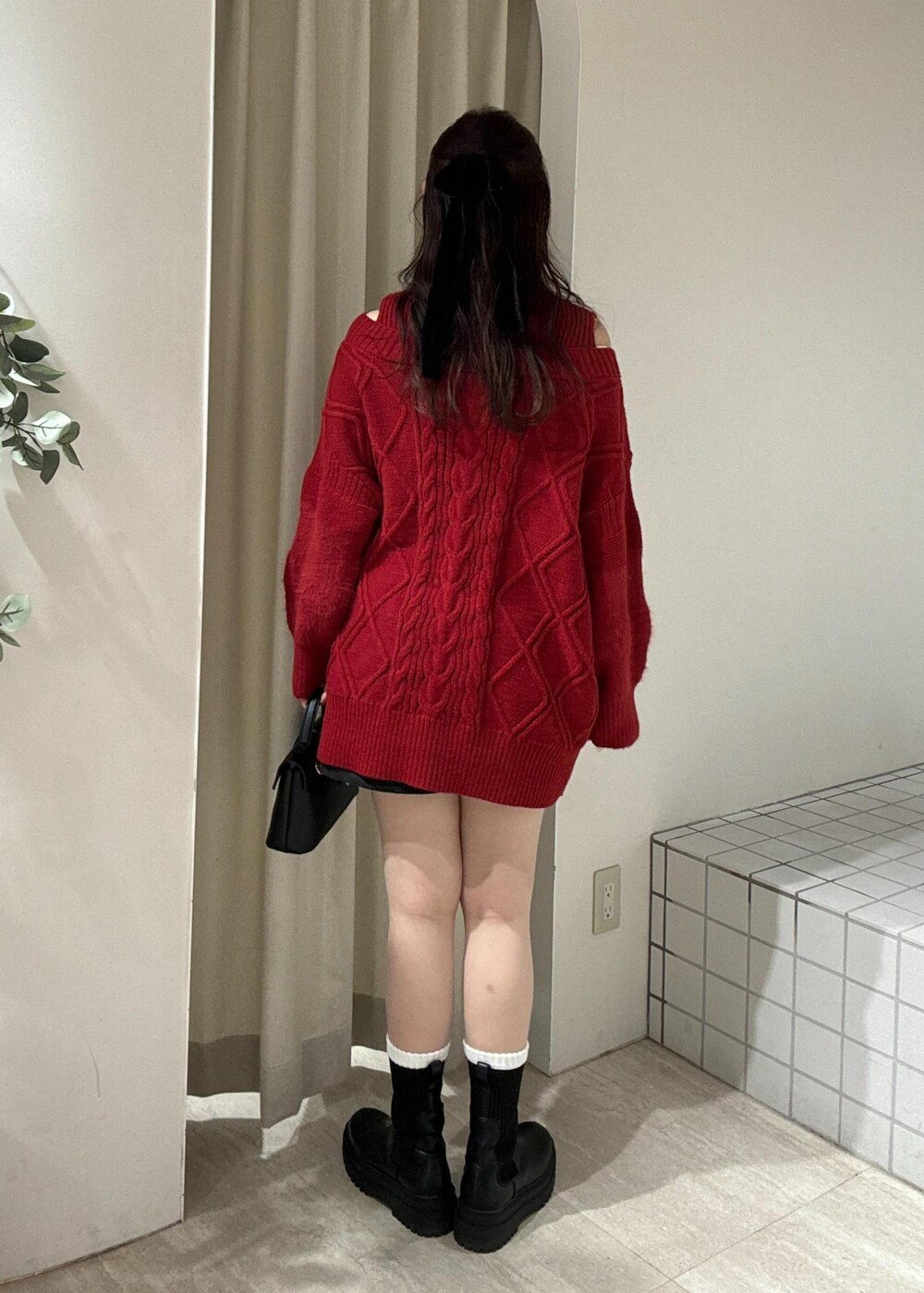 ブラック系のショルダーバッグ、ブラック系のブーツ、グレー系のその他パンツを着用したレディースの冬コーディネートの3枚目の写真