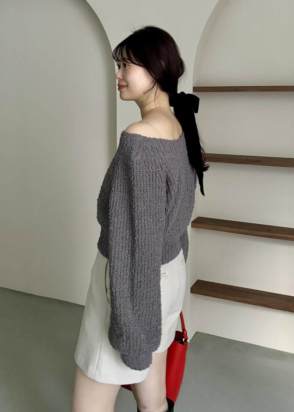 ベージュ系のその他パンツ、ブラック系のブーツ、レッド系のショルダーバッグを着用したレディースの秋コーディネートの7枚目の写真