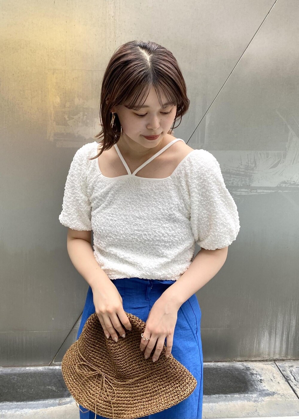 「ホワイト、ワイドパンツ、ハイウエスト、ブルー、ペーパーハット、サンダル、VIS、機能素材、接触冷感、高身長、骨格ウェーブ、イエベ」｜「VISの【接触冷感・洗える】美easyリネンライクDカンベルト付きワイドパンツ【セットアップ対応】（スラックス、ブルー系）」を使った、yuiさん（レディース・166cm）の夏コーディネートの4枚目の写真