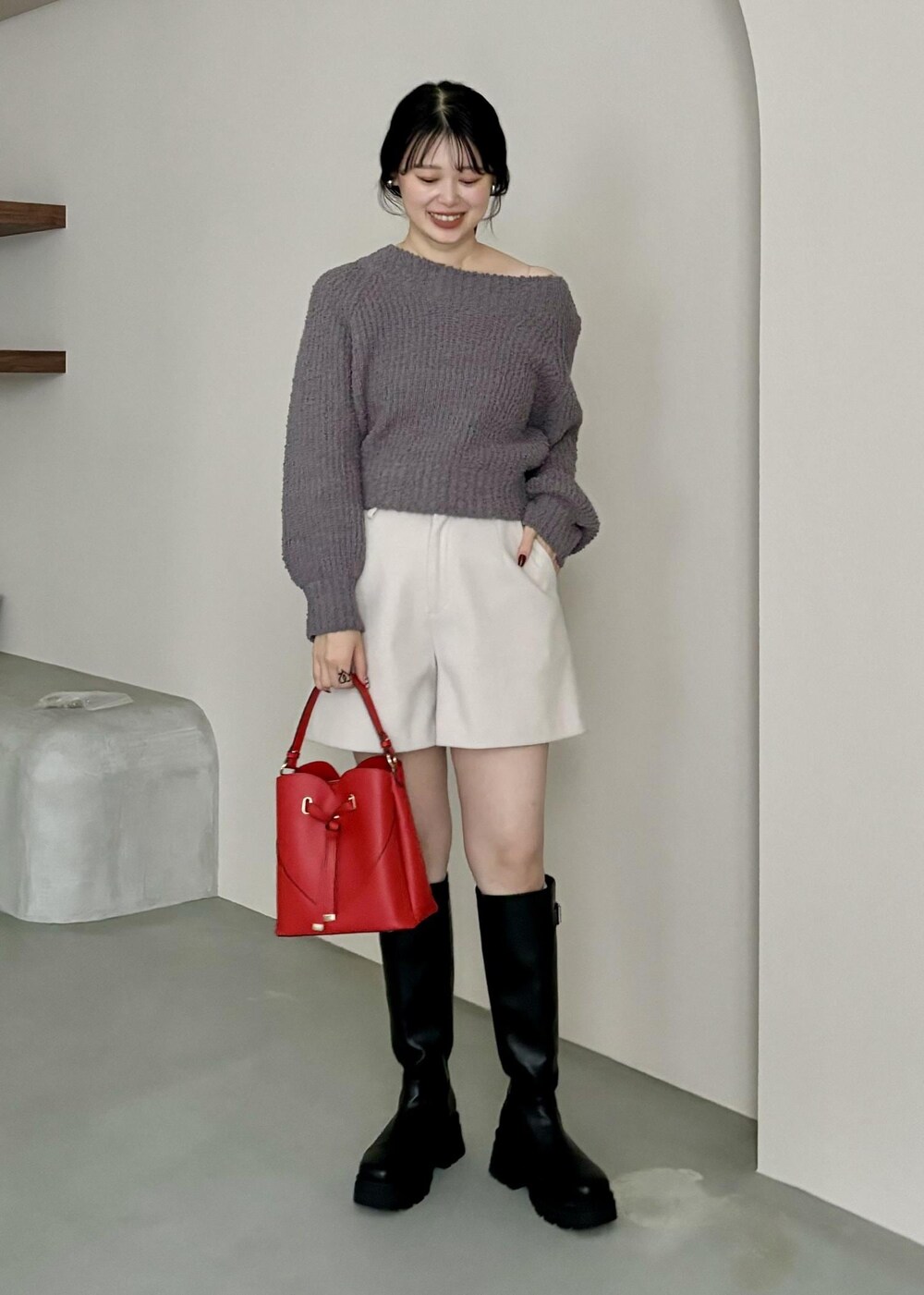 ベージュ系のその他パンツ、ブラック系のブーツ、レッド系のショルダーバッグを着用したレディースの秋コーディネートの2枚目の写真