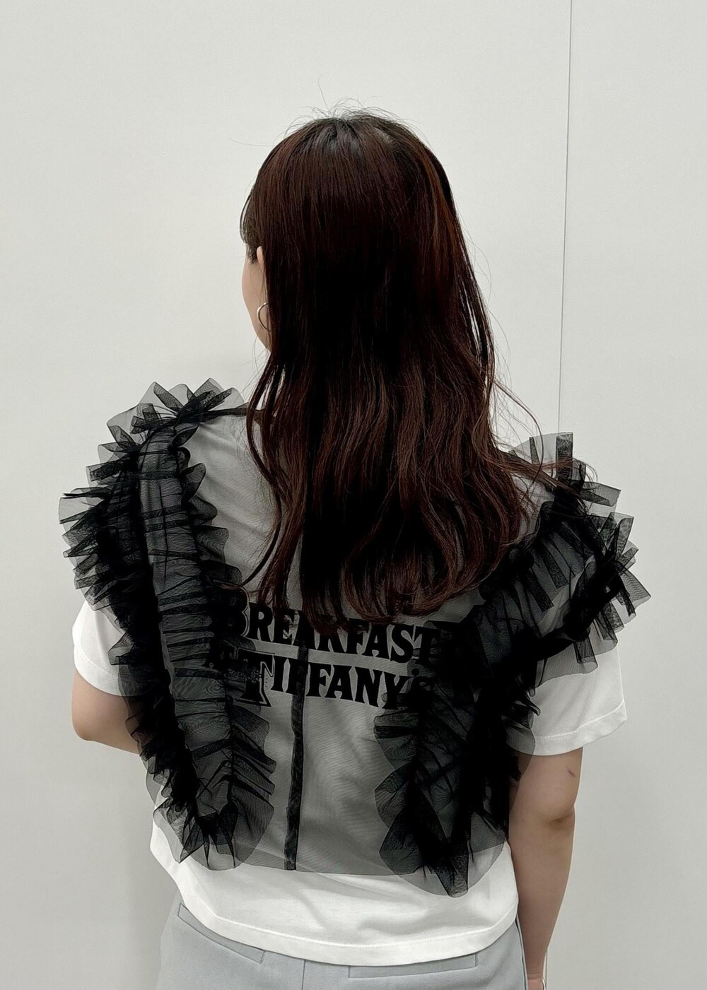 ホワイト系のTシャツ/カットソー、シルバー系のショルダーバッグ、シルバー系のブーツを着用したレディースの夏コーディネートの7枚目の写真