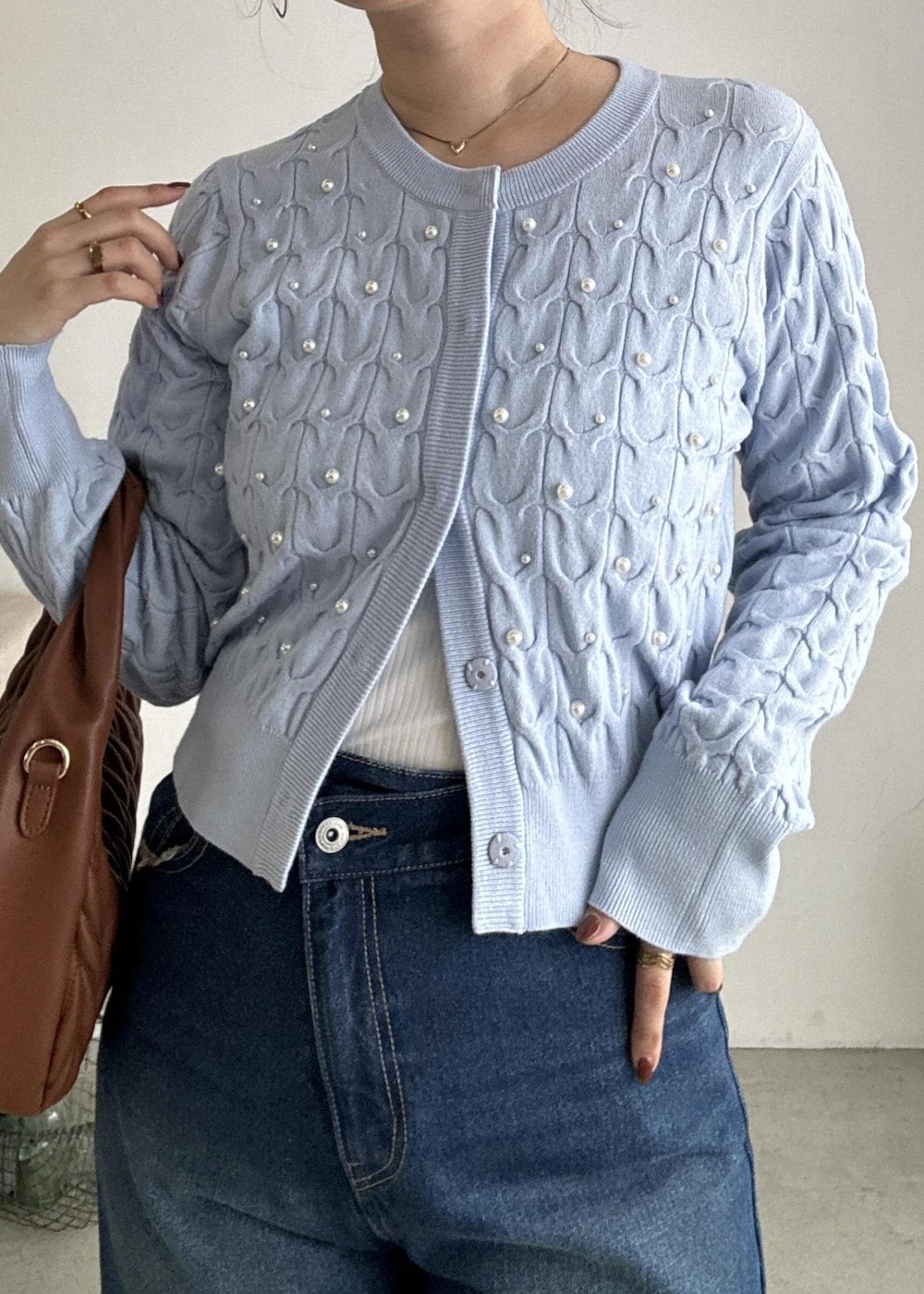 ベージュ系のローファー、ブルー系のカーディガン/ボレロ、ブルー系のデニムパンツを着用したレディースの秋コーディネートの8枚目の写真