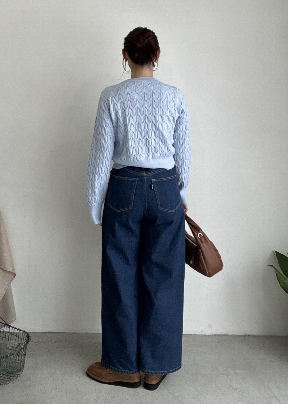 ベージュ系のローファー、ブルー系のカーディガン/ボレロ、ブルー系のデニムパンツを着用したレディースの秋コーディネートの4枚目の写真