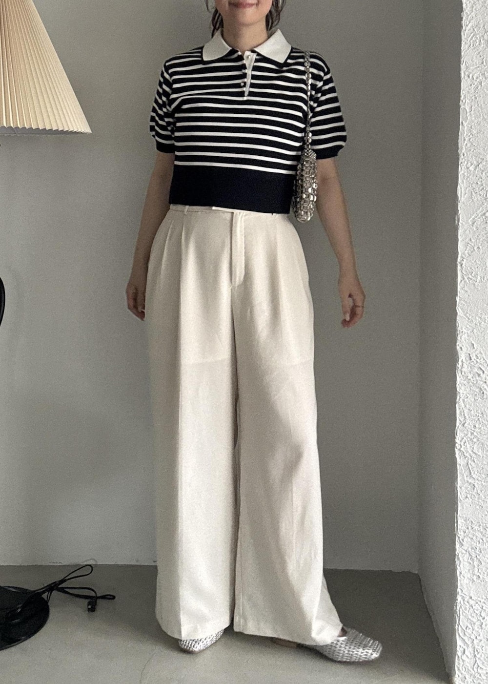 ホワイト系のその他パンツ、シルバー系のパンプスを着用したレディースの夏コーディネートの4枚目の写真