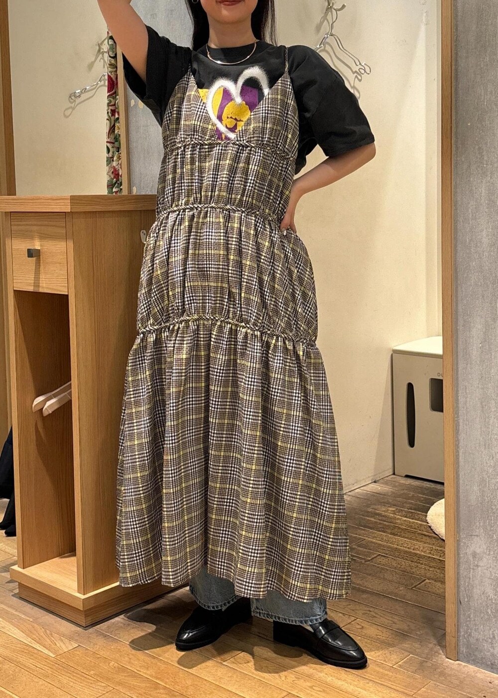 ブラック系のローファー、ブルー系のデニムパンツ、グレー系のTシャツ/カットソーを着用したレディースの春コーディネートの2枚目の写真