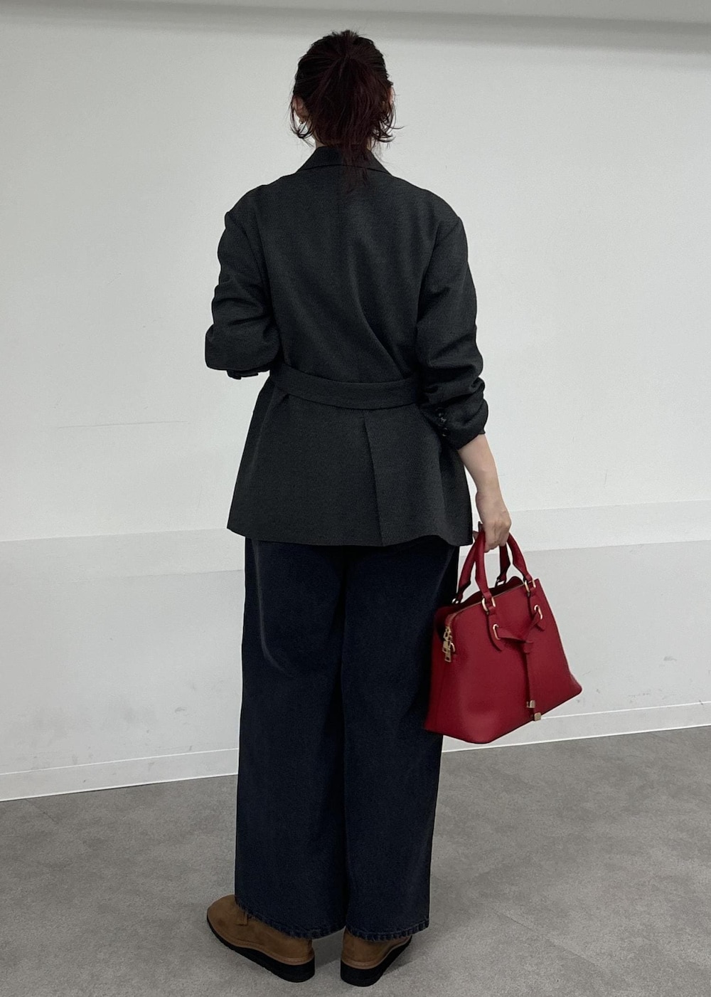 ベージュ系のローファー、グレー系のデニムパンツ、グレー系のテーラードジャケットを着用したレディースの秋コーディネートの5枚目の写真