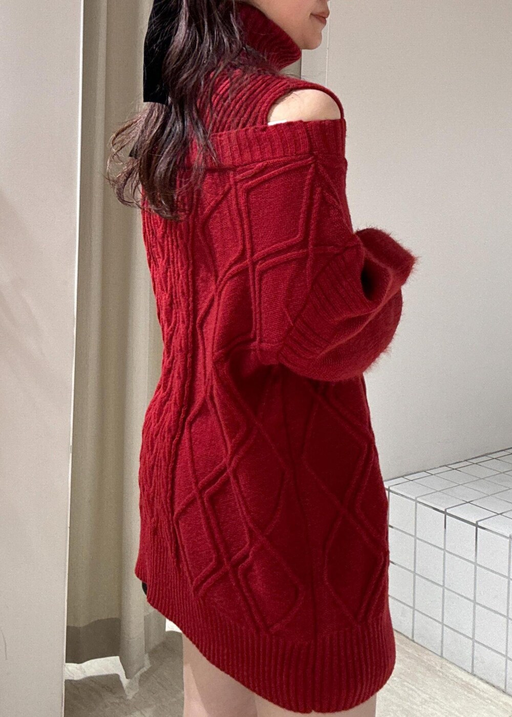 ブラック系のショルダーバッグ、ブラック系のブーツ、グレー系のその他パンツを着用したレディースの冬コーディネートの5枚目の写真